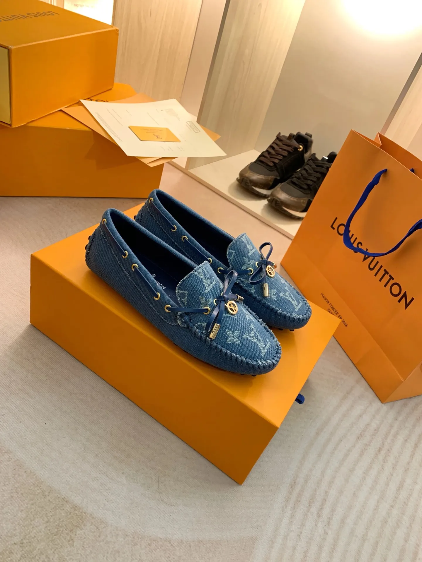 p460💰Couple model❤️🇫🇷 𝙇𝙤𝙪𝙞𝙨 𝙑𝙪𝙞𝙩𝙩𝙤𝙣 🇫🇷Louis Vuitton 2023 Classic𝓛𝓿 𝓣𝓻𝓪𝓲𝓷𝓮𝓻 Sports Series ➪➪➪¯ [Arizona Doudou Shoes Series] ▪️▪️▪️Arizona slip-on shoes are made of Monogram Eclipse canvas. Its hand-painted and dyed edges and hand-sewn uppers fully demonstrate Louis Vuitton's traditional shoemaking craftsmanship. This slip-on shoe is very lightweight. The integrated tongue and upper make it particularly comfortable and flexible. The soft outsole is equipped with rubber padding. Decorated with matching sash. Detailed features: ☑️Monogram Eclipse canvas ☑️Black Eclipse pattern ☑️Hand-painted shoe edges ☑️Hand-sewn uppers (each pair takes time to process) ☑️Integrated tongue and upper construction ☑️Outsole equipped with rubber lining ☑️size: 35_46